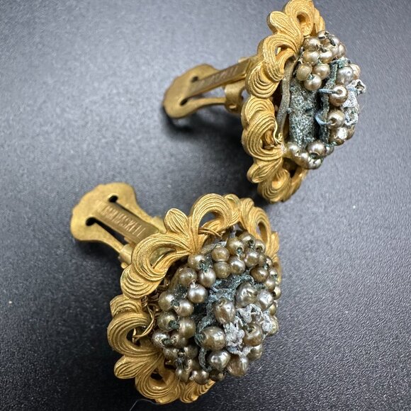 VINTAGE SIGNED MIRIAM HASKELL GOLD PLATED FAUX PEARLS FLOWER CLIP ON EARRINGS - Picture 8 of 13